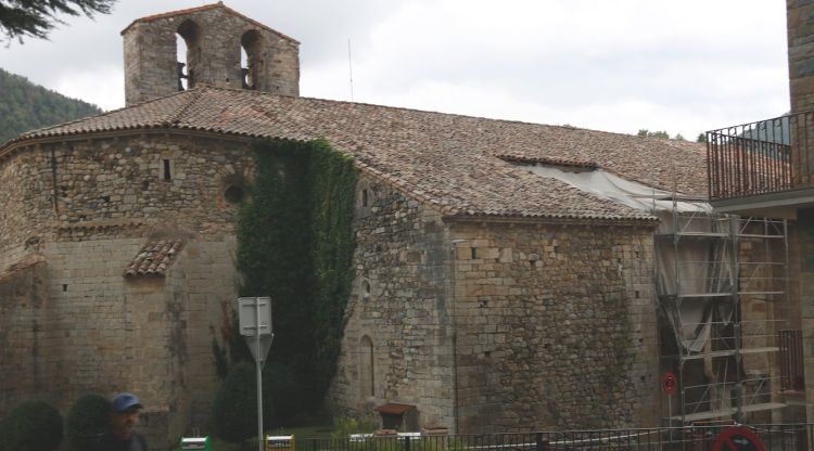 Exterior de l'església de Santa Maria de Camprodon amb l'esvoranc del teulat. ACN