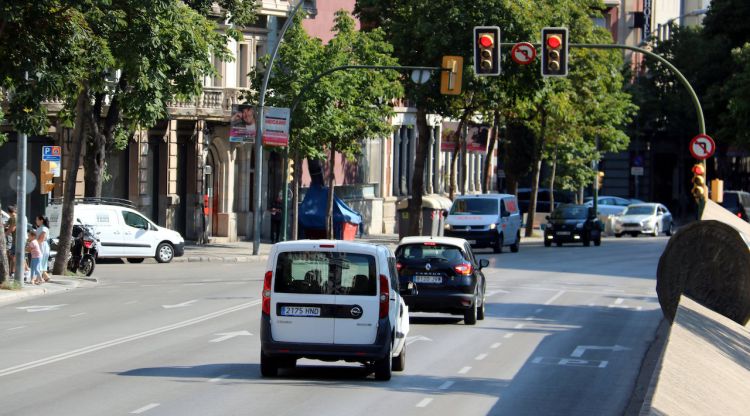 Vehicles circulant per l'avinguda Jaume I de Girona, una de les artèries viàries de la ciutat. ACN