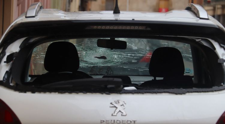 Un cotxe aparcat al carrer de la Bisbal d'Empordà amb els dos vidres trencats. ACN