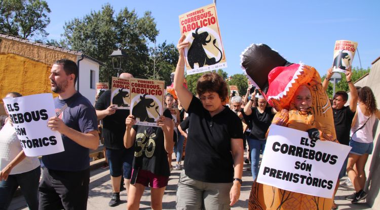 Els contraris a la celebració dels correbous a Vidreres amb cartells de la convocatòria i pancartes. ACN
