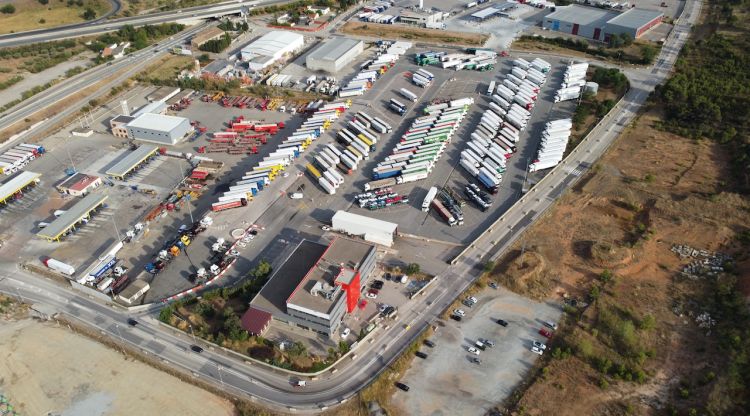Vista aèria de la seu de Grup Padrosa a Llers, amb l'aparcament segur per a camions i vehicles pesants que hi ha a la seu de l'empresa gironina
