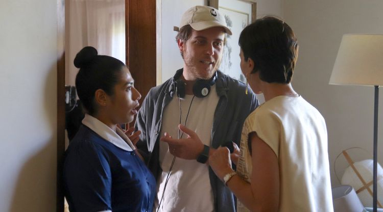 El director de la pel·lícula 'Calladita', Miguel Faus, parla amb les actrius Ariadna Gil i Paula Grimaldo durant el rodatge. ACN