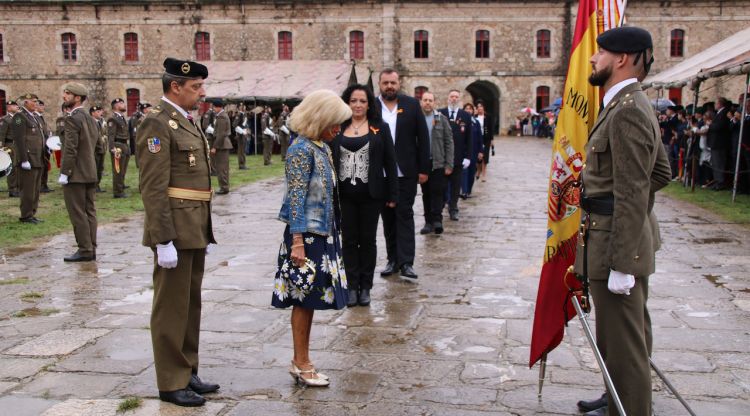 Una dona jurant bandera al castell de Sant Ferran de Figueres. ACN