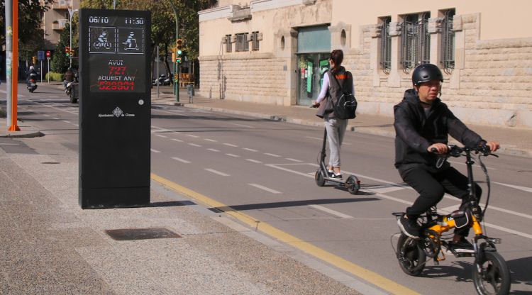 Vehicles de mobilitat personal circulant pel carril bici del carrer Santa Eugènia de Girona. ACN