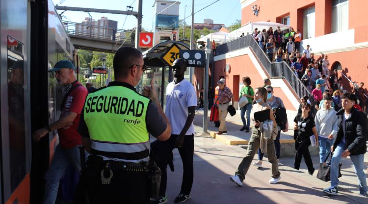 Usuaris de Rodalies entrant a un tren de l'R2 a l'estació de Sant Andreu Comtal, un mes després de l'inici de les alteracions a la línia per les obres a la Sagrera. ACN