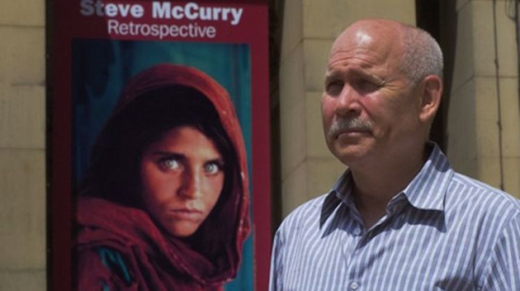 Steve McCurry al costat de la seva fotografia més coneguda © Birmingham Mail