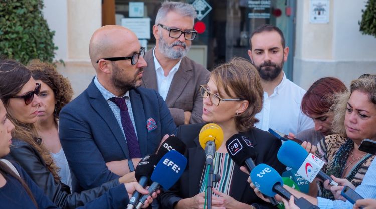 La consellera Meritxell Serret, acompanyada de l'alcalde de Lloret de Mar, en una atenció als mitjans en aquest municipi gironí
