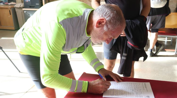 Un ciclista signant la petició. ACN