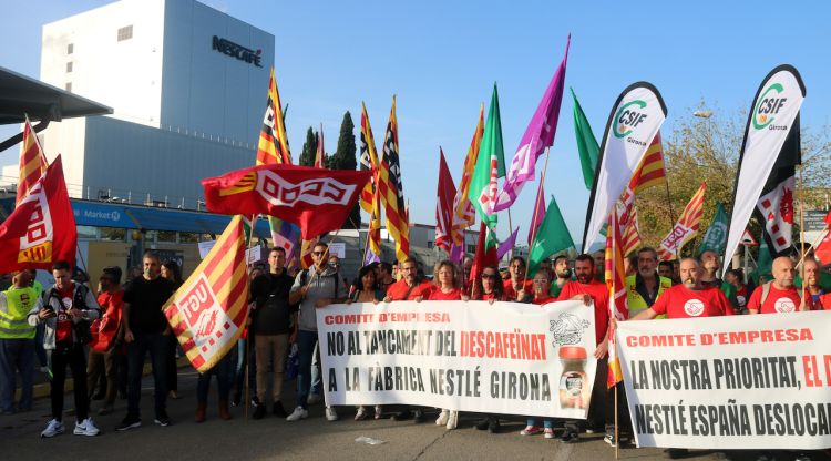 Part de la plantilla i representants sindicals concentrats aquest dilluns davant la fàbrica de Nestlé a Girona en protesta per la deslocalització de la línia de descafeïnat. ACN