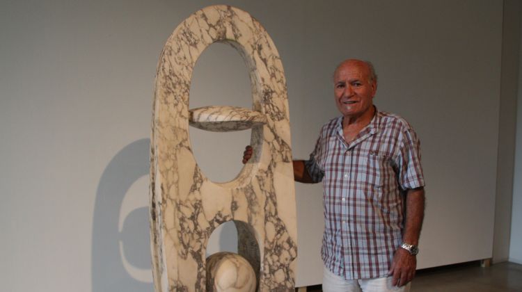 Mariano Andrés amb una de les escultures estrella de la mostra © ACN