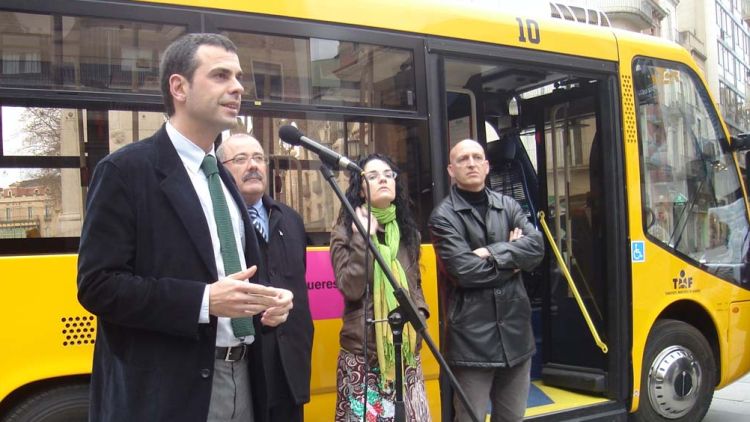 Moment en que Figueres va estrenar el primer bus elèctric de Catalunya el 2009 © AG