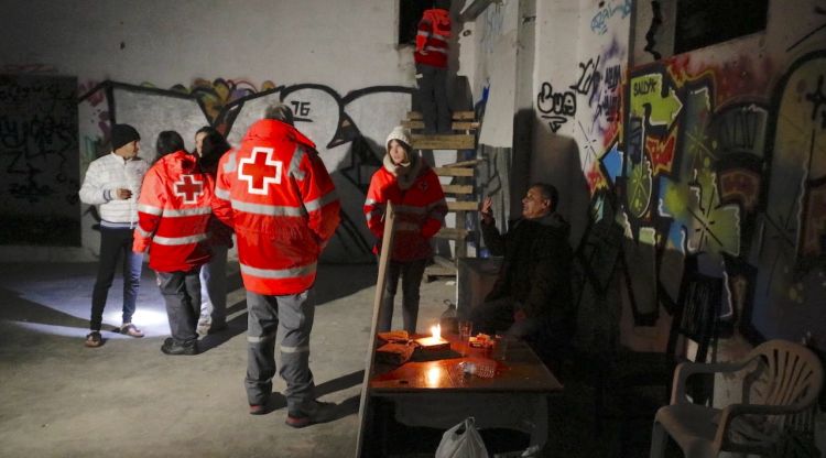 Pla general de voluntaris de la Creu Roja portant beguda calenta i mantes a persones que viuen a les naus abandonades de la carretera Barcelona (arxiu). ACN