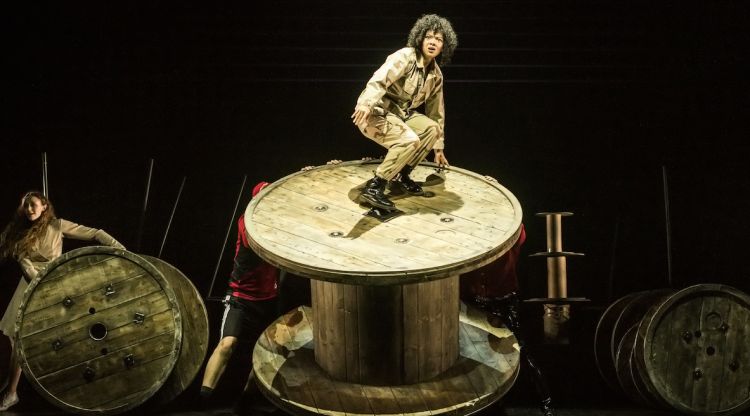 L'actriu que interpreta Otel·lo damunt d'una bobina de fusta a l'espectacle que reinterpreta la tragèdia de Shakespere