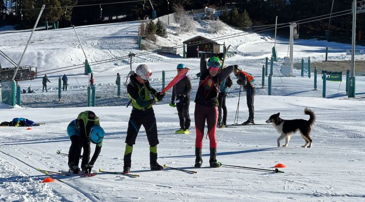 Un grup d'esquiadors fent una activitat a la zona del pla de Masella. ACN