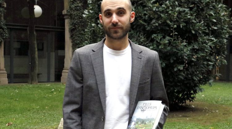 Roger Tarrés, al claustre de la Universitat de Lleida, amb el seu primer llibre 'Fills d'Èodhum. L'amenaça verda'. ACN