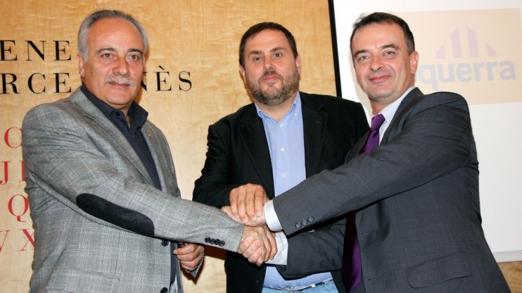 Moment en que es fa oficialitzar el pacte a nivell de Catalunya (arxiu)