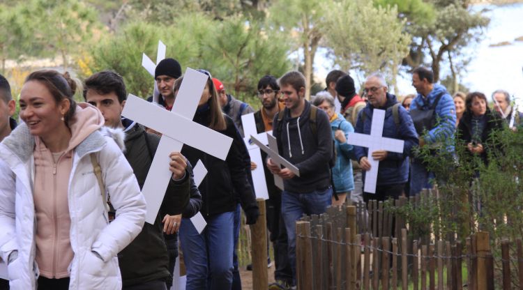 Els participants a l'acte de protesta a la pineda d'en Gori. ACN