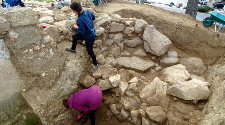 Els arqueòlegs excavant l'antiga cisterna anterior a la construcció de la vil·la romana del Collet. ACN