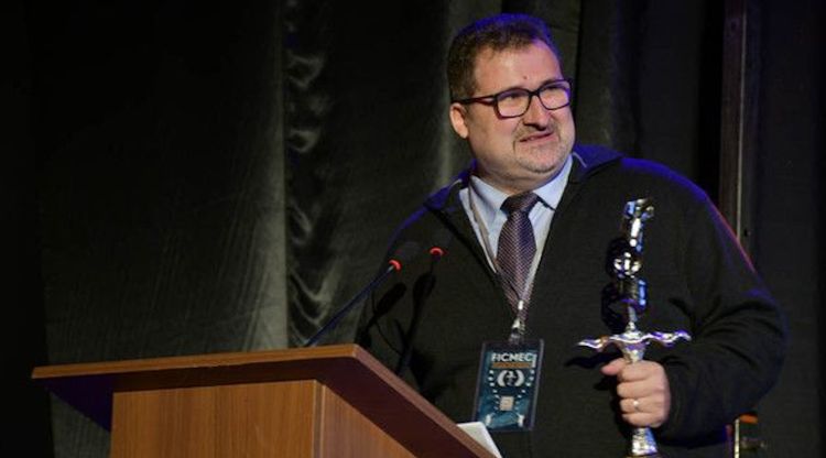 El cineasta gironí Jordi Calvet recull el premi de Millor Curtmetratge del Festival de Nador. ACN