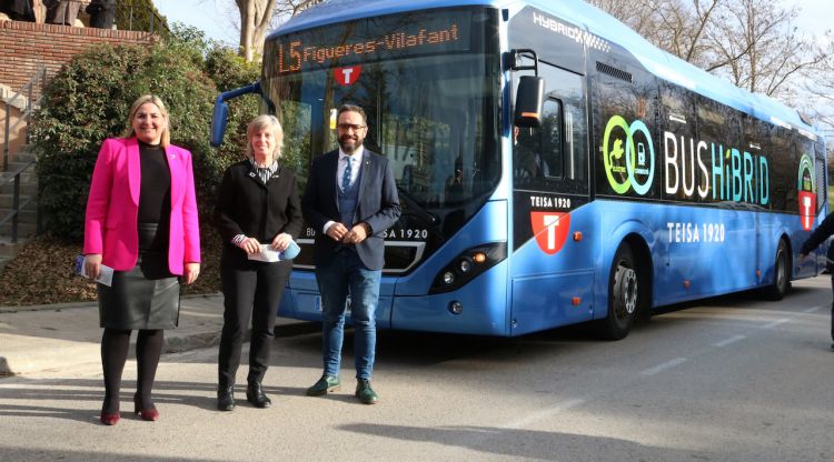 L'alcaldessa de Figueres, Agnès Lladó, la de Vilafant, Consol Cantenys, i el conseller de Territori, Juli Fernàndez, amb el bus híbrid que unirà els dos municipis. ACN