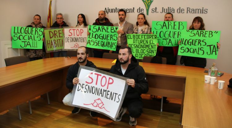 Un grup d'afectats pel desnonament previst amb l'alcalde de Sant Julià de Ramis, Marc Puigtió, i l'activista de la PAH, Marta Afuera. ACN