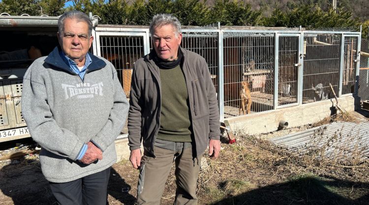Els caçadors Jaume Vilarrasa i Francesc Colom a Camprodon, al Ripollès. ACN
