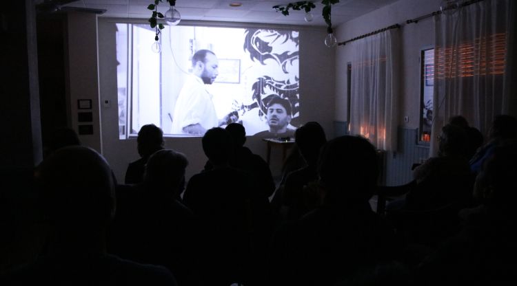 Diverses persones mirant el documental 'Dixan' a Banyoles. ACN