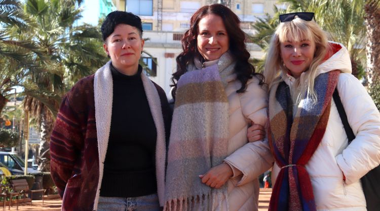 Les refugiades Anastasia Tkacmova i Olga Rostan amb la traductora Yulia Kruglyak en el passeig de Lloret de Mar. ACN