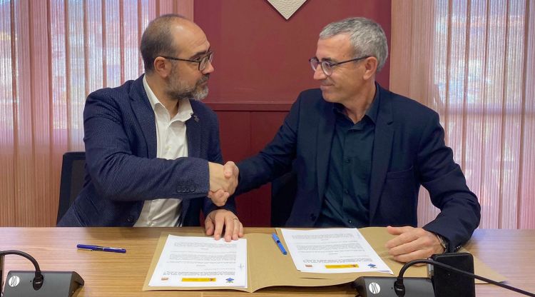 L’alcalde de Sarrià de Ter, Narcís Fajula, ha signat un protocol amb el director general de SEPES, Fidel Vázquez