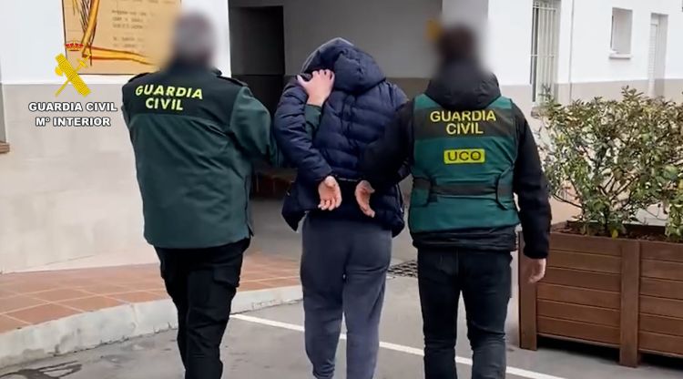 Dos agents de la Guàrdia Civil porten el fugitiu de Romania fins a la caserna policial