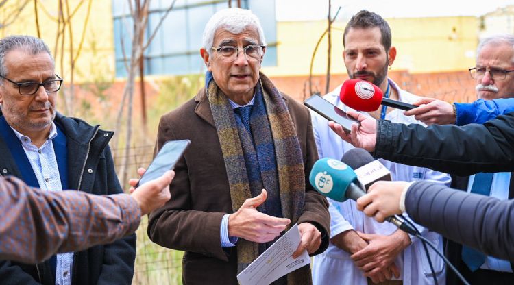 El conseller de Salut, Manel Balcells, durant una atenció als mitjans davant dels terrenys d'ampliació del CAP de Palafrugell
