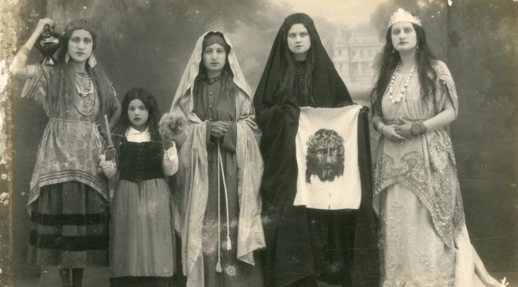 Un grup de dones que van participar a la Passió de la Bisbal del 1932