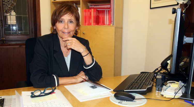 La defensora de la ciutadania de Girona, Marta Alsina, al seu despatx de l'Ajuntament. ACN