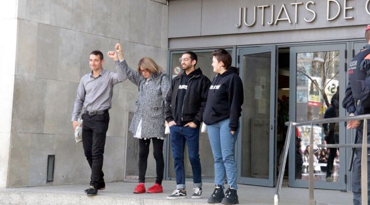 Els quatre encausats pel tall del TAV a Girona sortint dels jutjats. ACN
