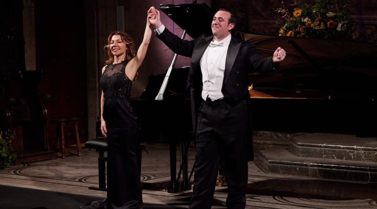 Freddie De Tommaso amb la pianista i directora Audrey Saint Gil, saludant en acabar el concert a Peralada. Toti Ferrer