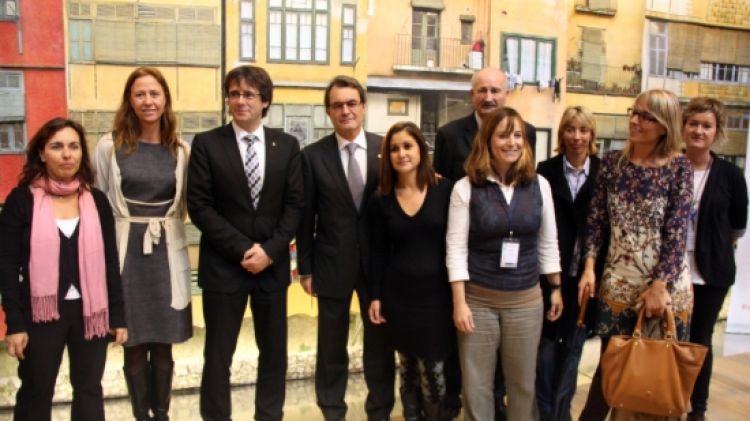 El president del Govern, Artur Mas, amb l'alcalde i regidors de Girona a la Fira de Mostres © ACN
