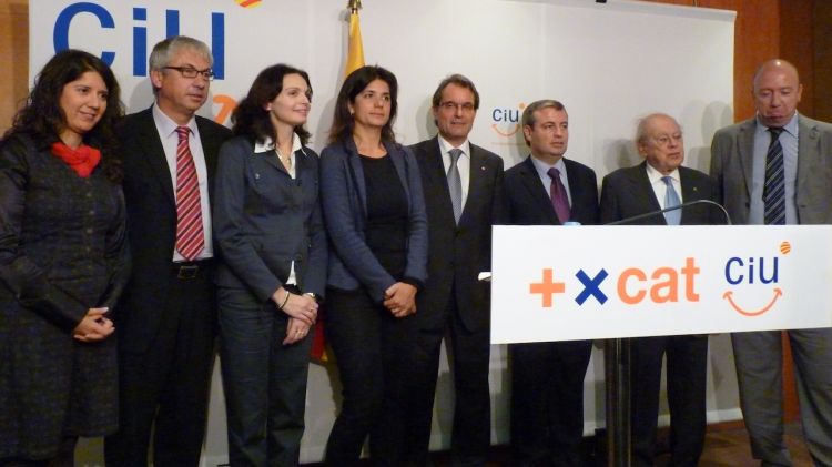 Foto dels candidats al Congrés i el Senat per CiU de Girona, amb el president Mas i l'expresident Pujol © AG