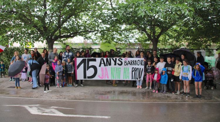 La concentració a Sant Julià de Ramis per reclamar la construcció de la nova escola després de quinze anys en barracons. ACN