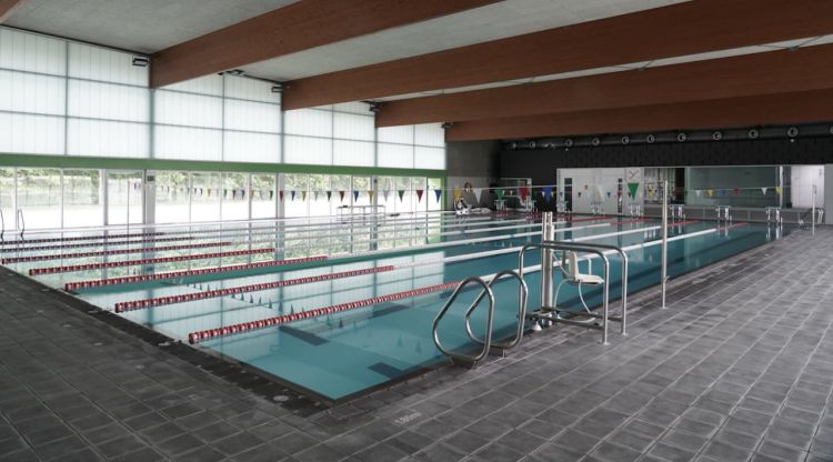 La piscina coberta de Santa Coloma de Farners condicionada per a la seva reobertura. ACN