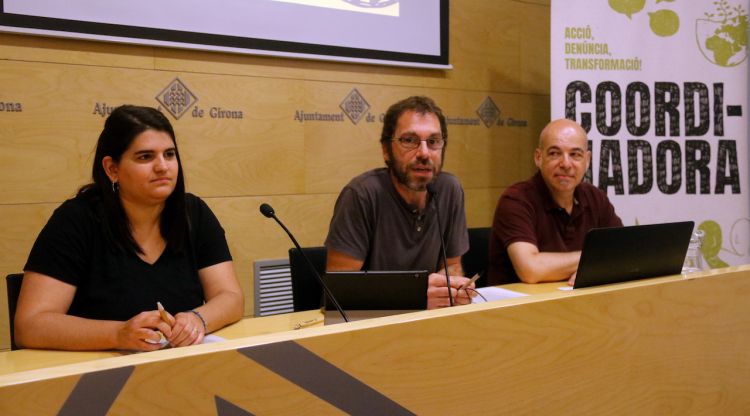 La tècnica Núria Paloma; el president de la Coordinadora d'ONGs, Àngel Vàzquez, i el director del Fons Català, David Minoves. ACN