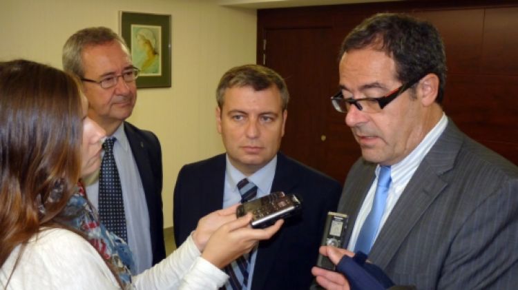 Jordi Xuclà, Pere Macias, i Carles Pàramo atenent la premsa © ACN