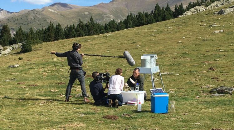 Un investigador del CEAB recull mostres en els Pirineus mentre un equip de televisió francès l'enregistra
