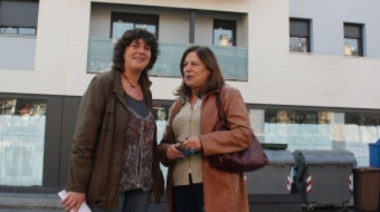 Teresa Jordà i la diputada Carme Capdevila han presentat les propostes en matèria d'habitatge a Salt © ACN