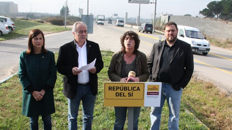 Teresa Jordà (centre) acompanyada per Joan Carretero i Oriol Junqueras © AG