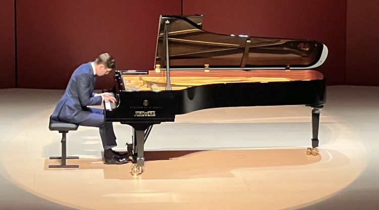 El pianista Víkingur Ólafsson interpretant 'Variacions de Goldberg' a l'auditori Espai Ter de Torroella de Montgrí. ACN
