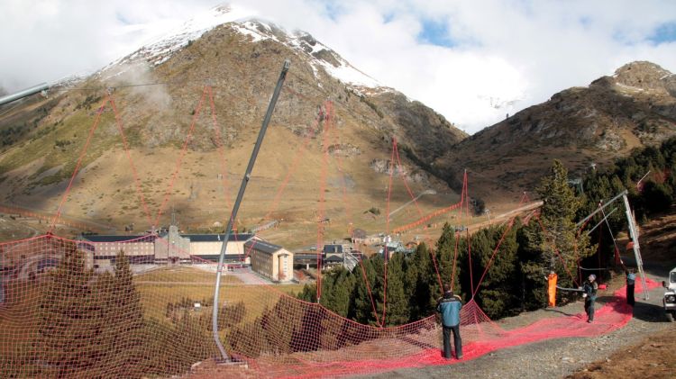 Els tècnics preparen les xarxes per a la seguretat dels esquiadors durant tota la temporada © ACN