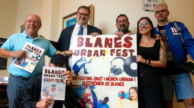 L'alcalde de Blanes, els tres regidors i els artistes urbans Saturno i Sav45, amb el cartell del primer festival BUF!. ACN