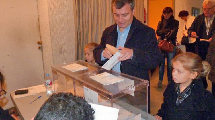 El cap de llista de CiU per Girona, Jordi Xuclà, ha votat a Olot © ACN