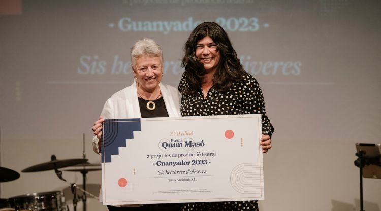 La guanyadora del XVII Premi Quim Masó, la directora i dramaturga Aina Tur, rebent el guardó