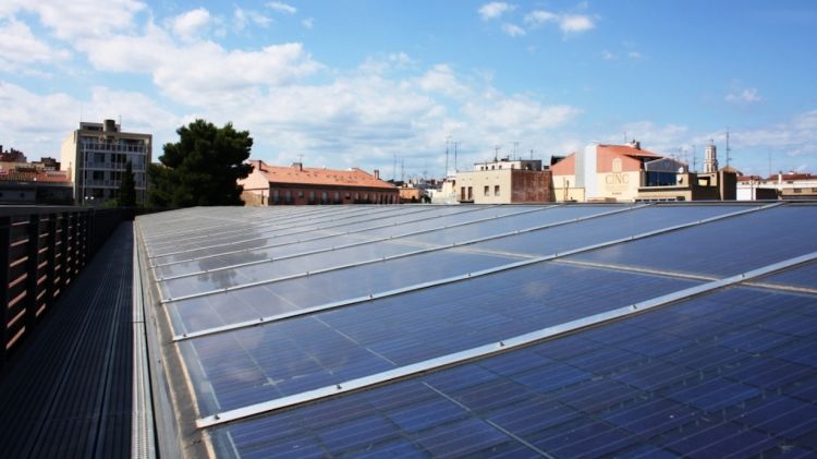 Placa solar situada a la plaça Catalunya de Figueres © AG